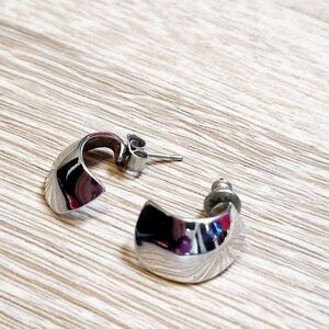 Amway Elegant Silver Earrings